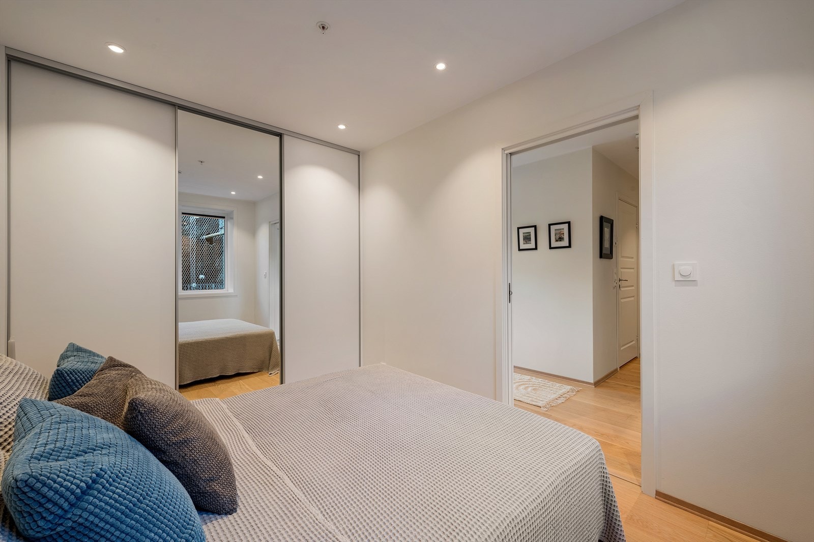 - Praktisk skyvedørsgarderobe med rikelig oppbevaringsplass for klær og tilbehør - Galleribilde