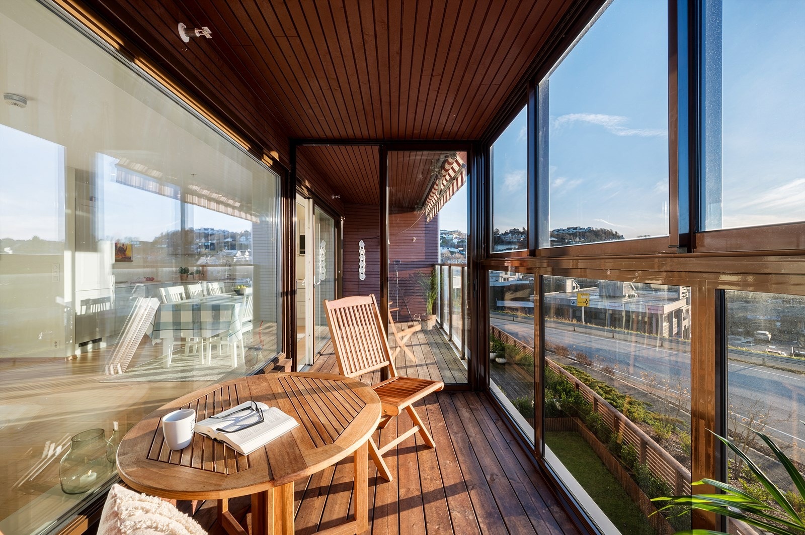 - Leiligheten byr på en sørvendt balkong med gode solforhold. Fra stuen er det utgang til balkong på 6,3 m², med videre adkomst til innglasset balkong på 5,9 m² - Galleribilde