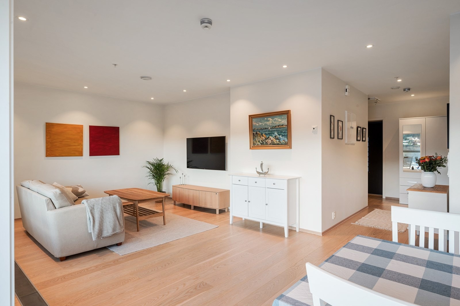 - Stuen lyses godt opp med innfelte downlights i himlingen - Galleribilde