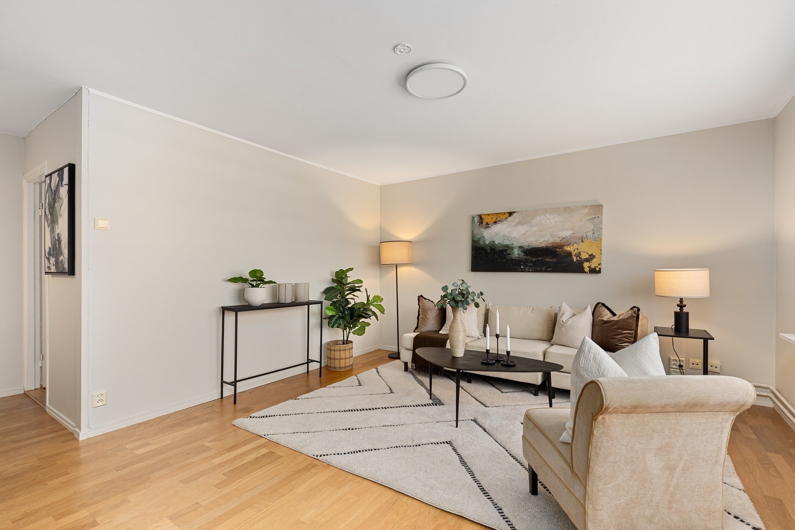 Hele leiligheten ble sparklet og malt i 2025, et meget godt utgangspunkt for å skape drømmehjemmet Galleribilde