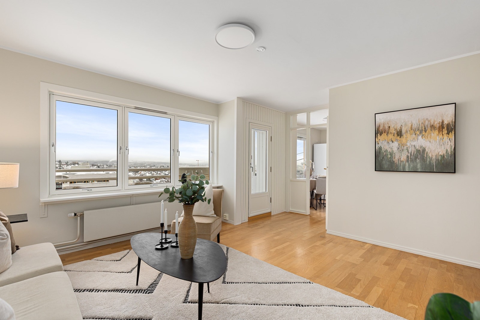 Fra stuen er det utgang til balkong med flott utsikt Galleribilde