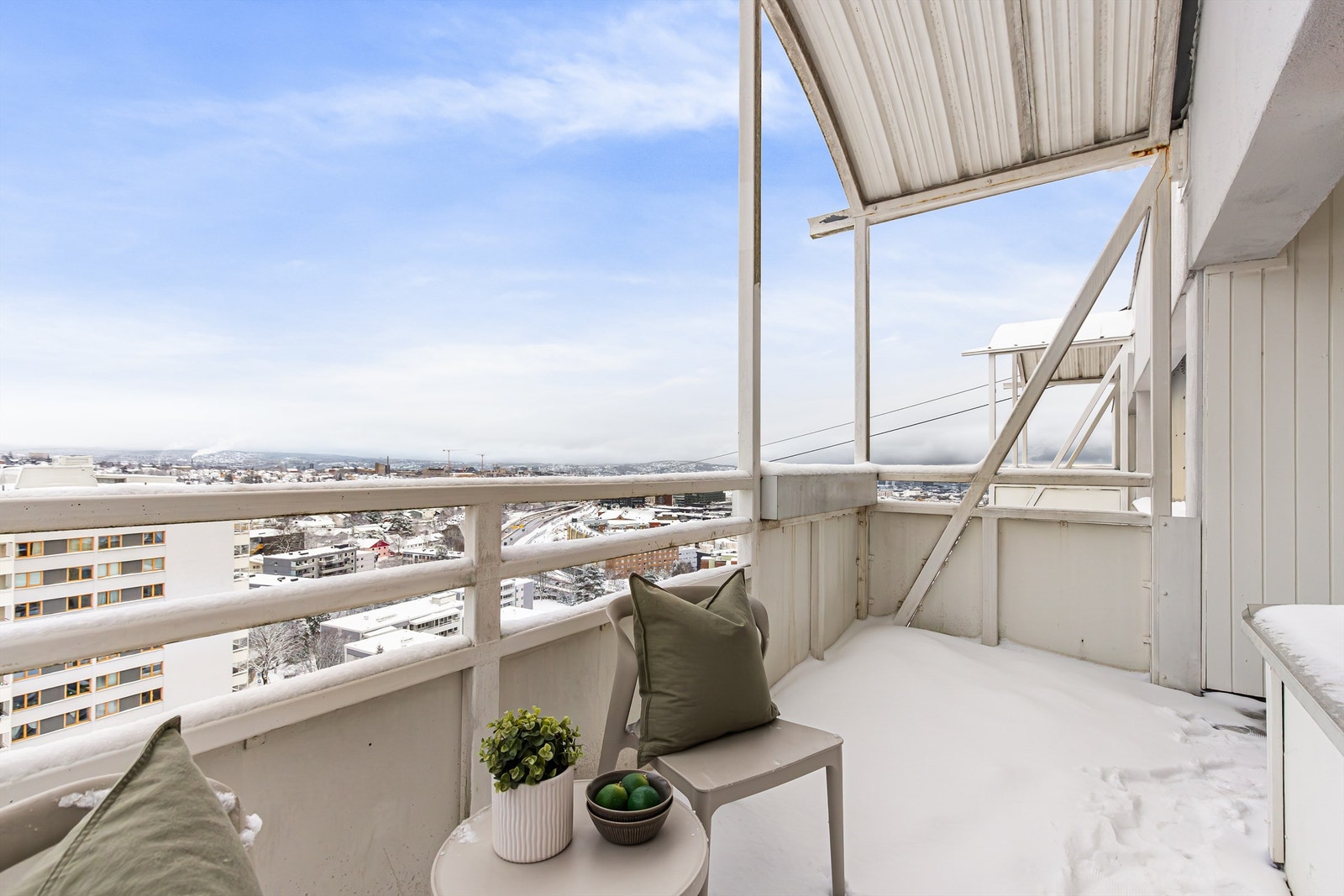 Her sitter man helt usjenert, uten gjenboere eller innsyn Galleribilde