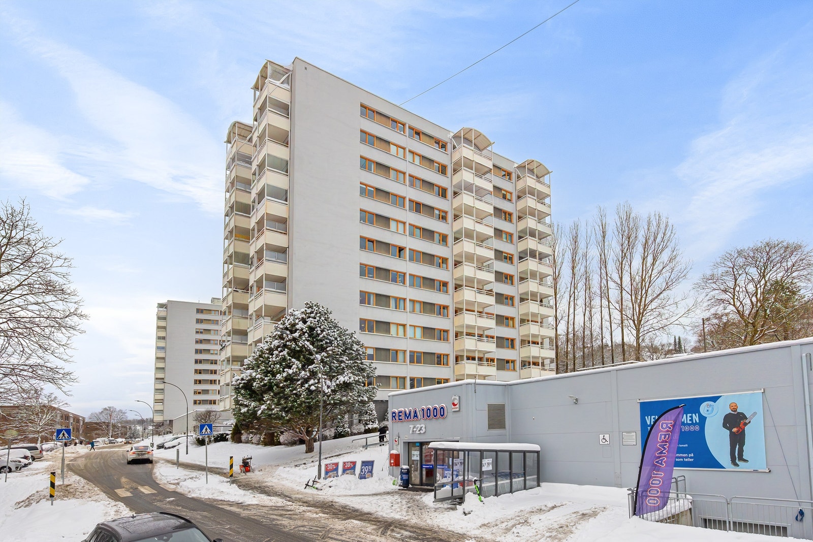 Rema 1000 er nærmeste nabo. Det er gangavstand til Nydalen via bro, samt buss fra Ringveien og trikk, t-bane og tog fra Storo/Grefsen stasjon Galleribilde