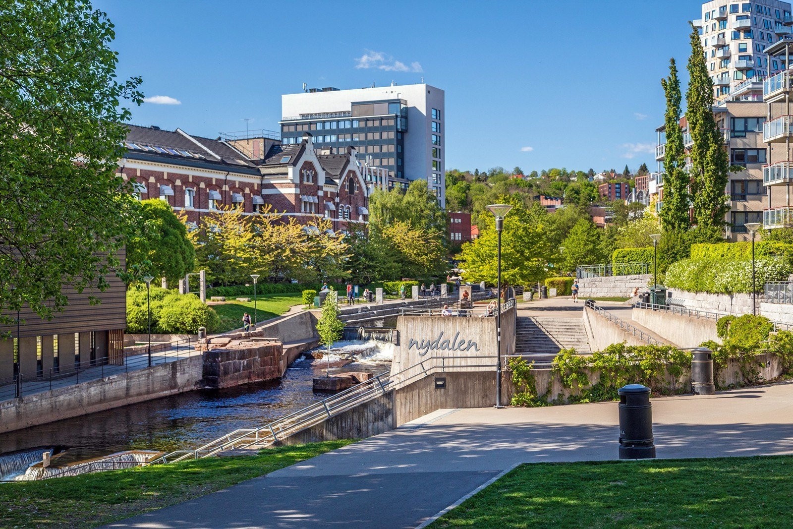 I Nydalen er det flere spisesteder, butikker og t-bane Galleribilde