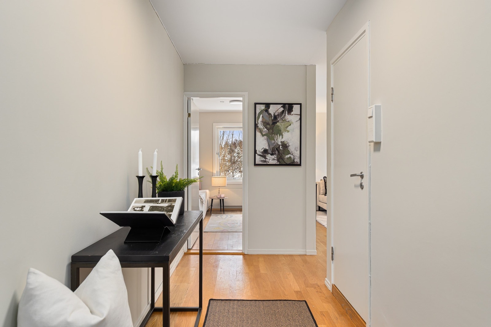 Gang med mye veggplass for kommode, klesoppheng eller skoskap. Fra gangen er det inngang til badet Galleribilde