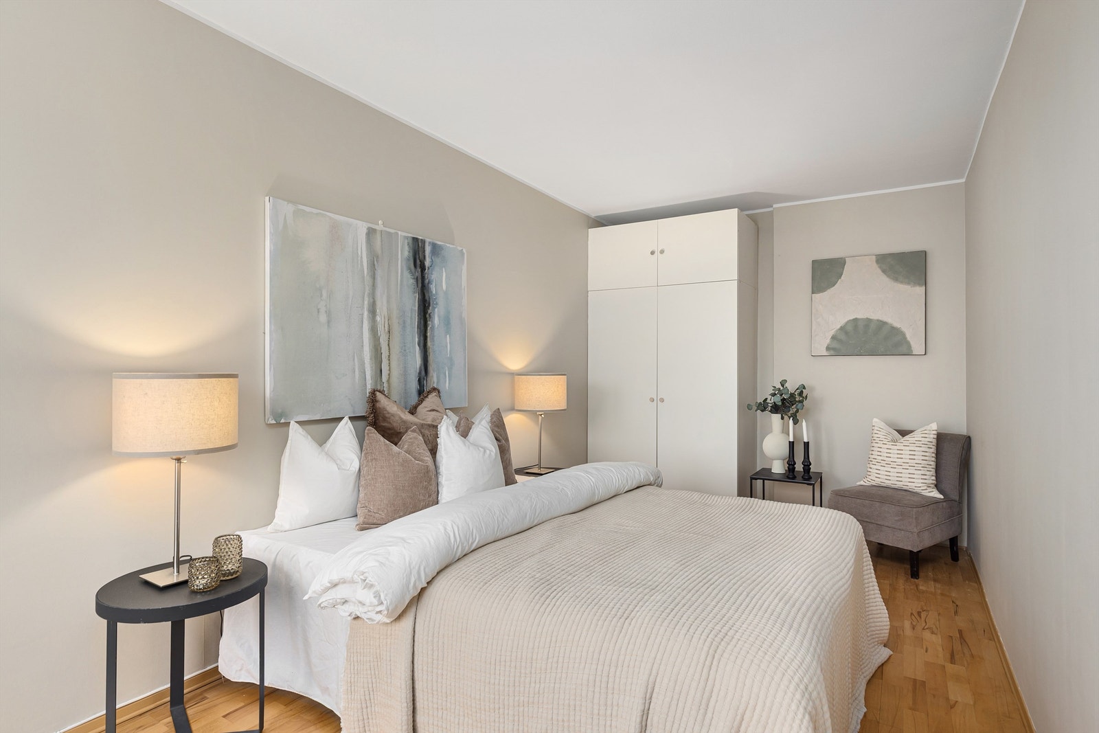 Oppbevaringsplass på hovedsoverommet i medfølgende garderobeskap Galleribilde