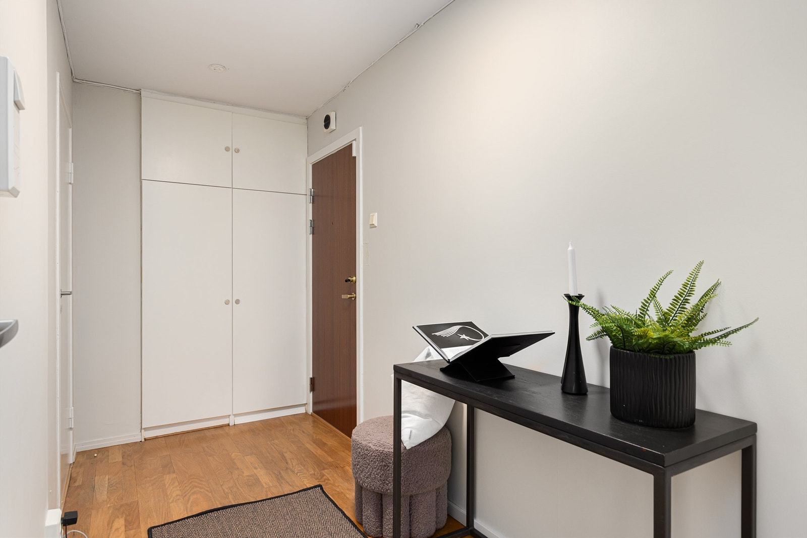 Plassbygget garderobeskap i entréen Galleribilde