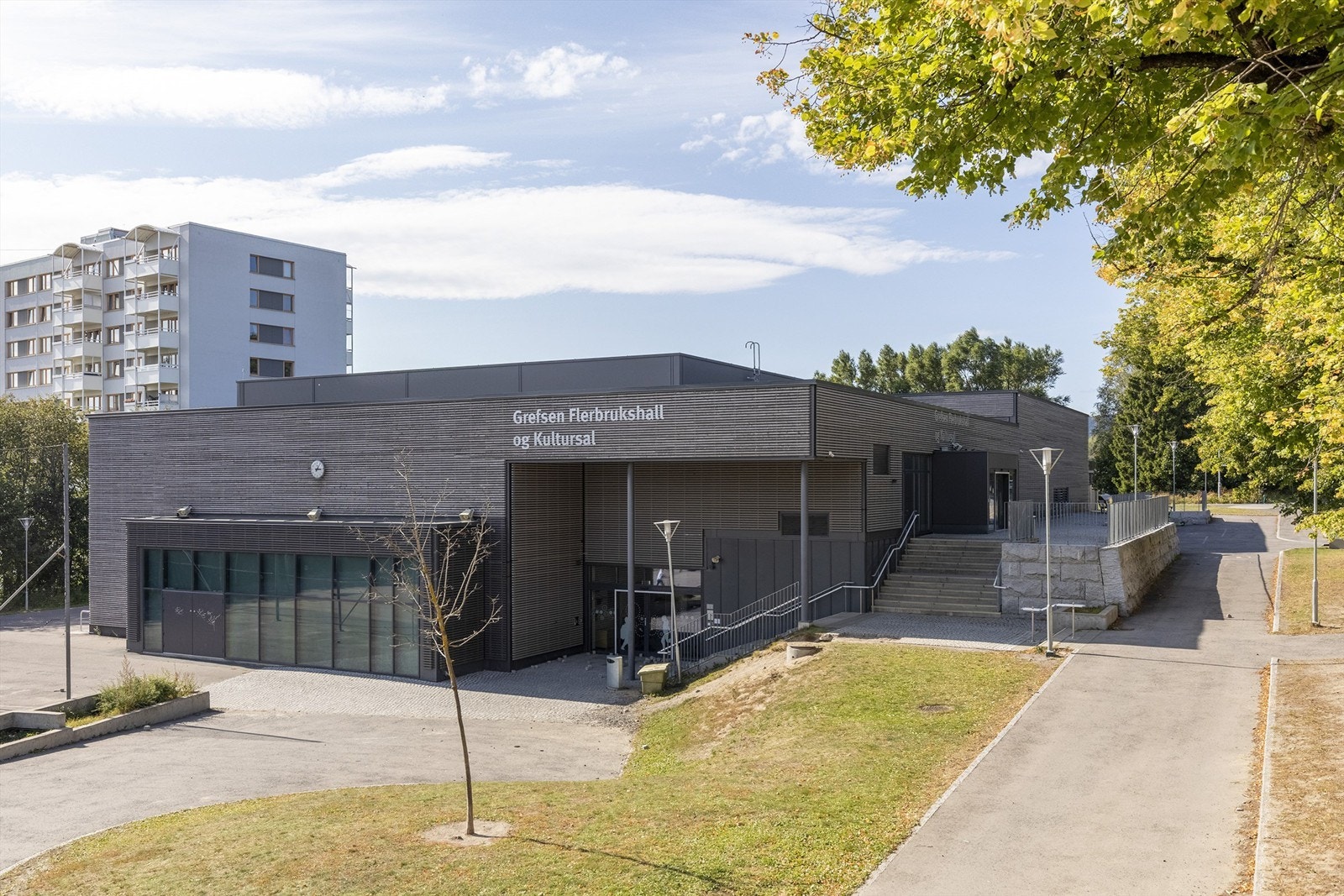 Grefsen Flerbrukshall og Kultursal ligger ved siden av Grefsen skole Galleribilde