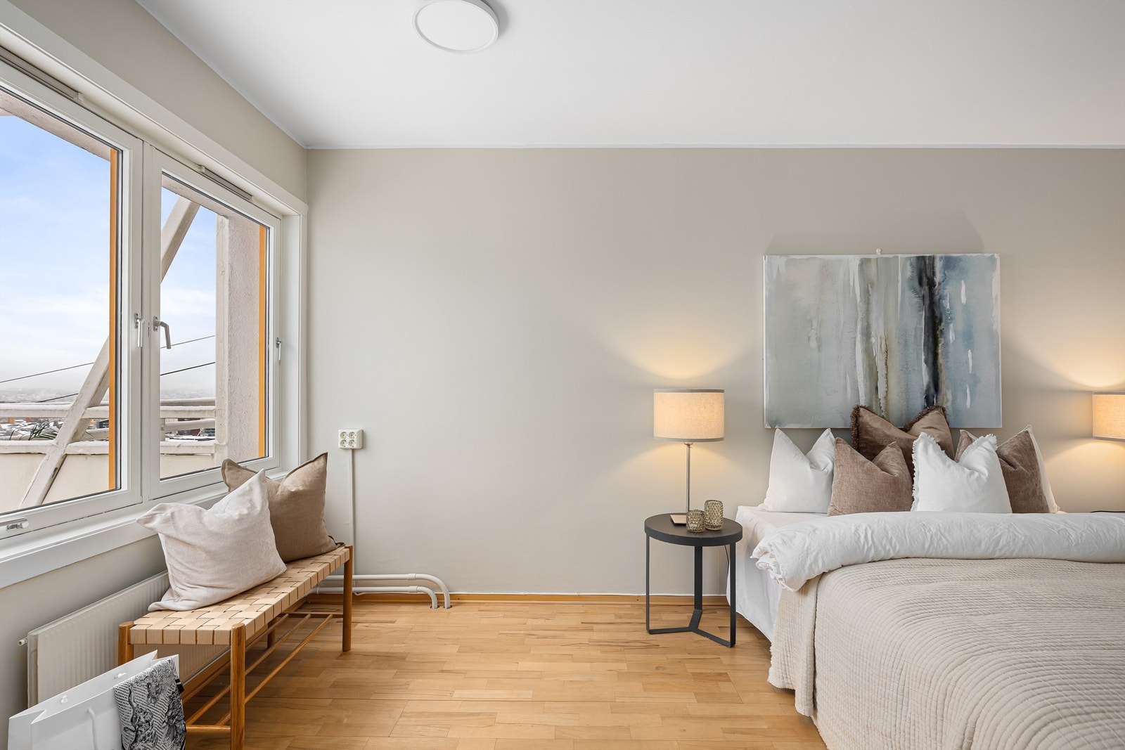 Romslig hovedsoverom med god plass til dobbeltseng og nattbord på begge sider Galleribilde