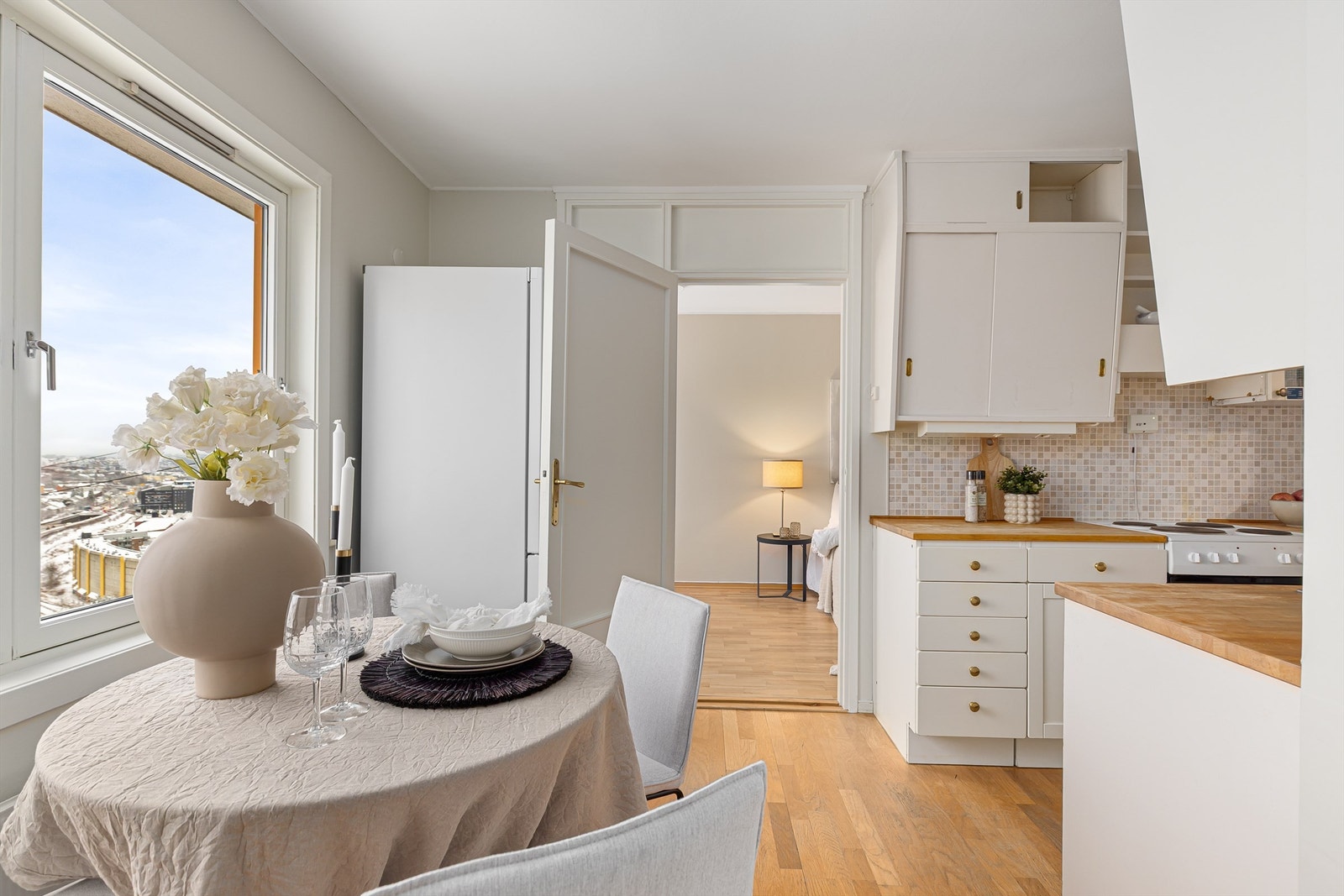 Separat kjøkken med spiseplass Galleribilde