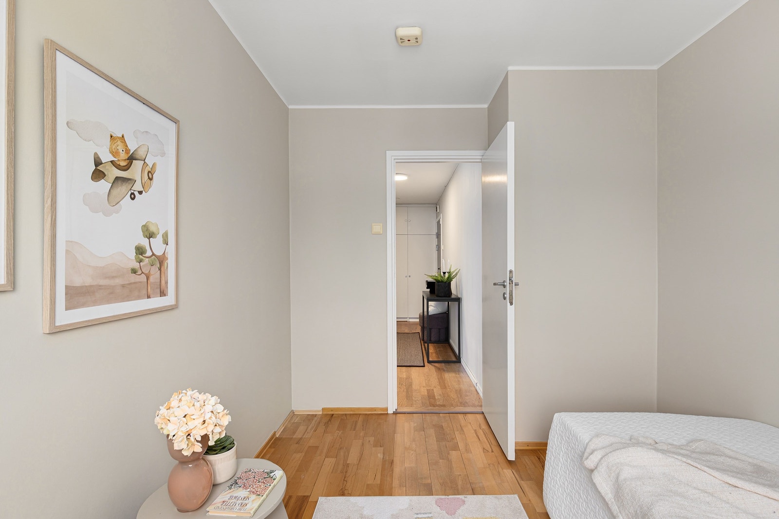 Rommet egner seg godt som barnerom eller gjesterom/kontor, med plass til seng, arbeidspult og klesskap Galleribilde