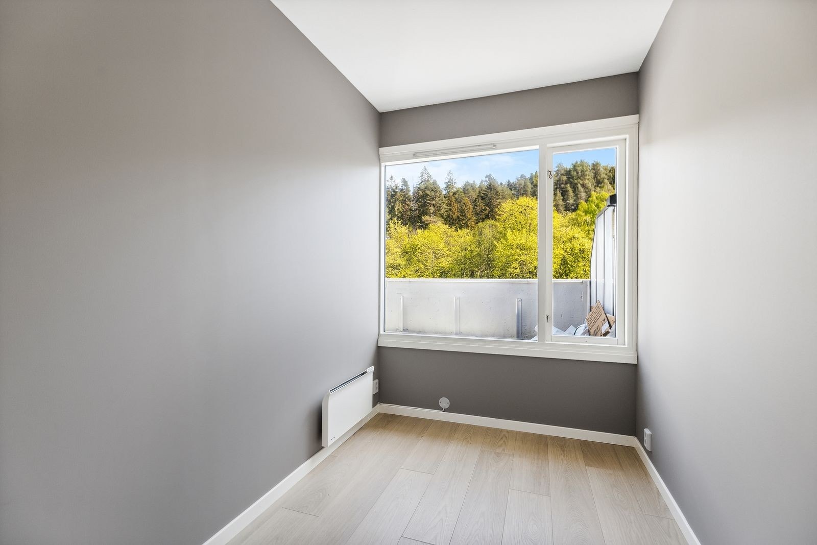 Soverom med store vindusflater. Galleribilde