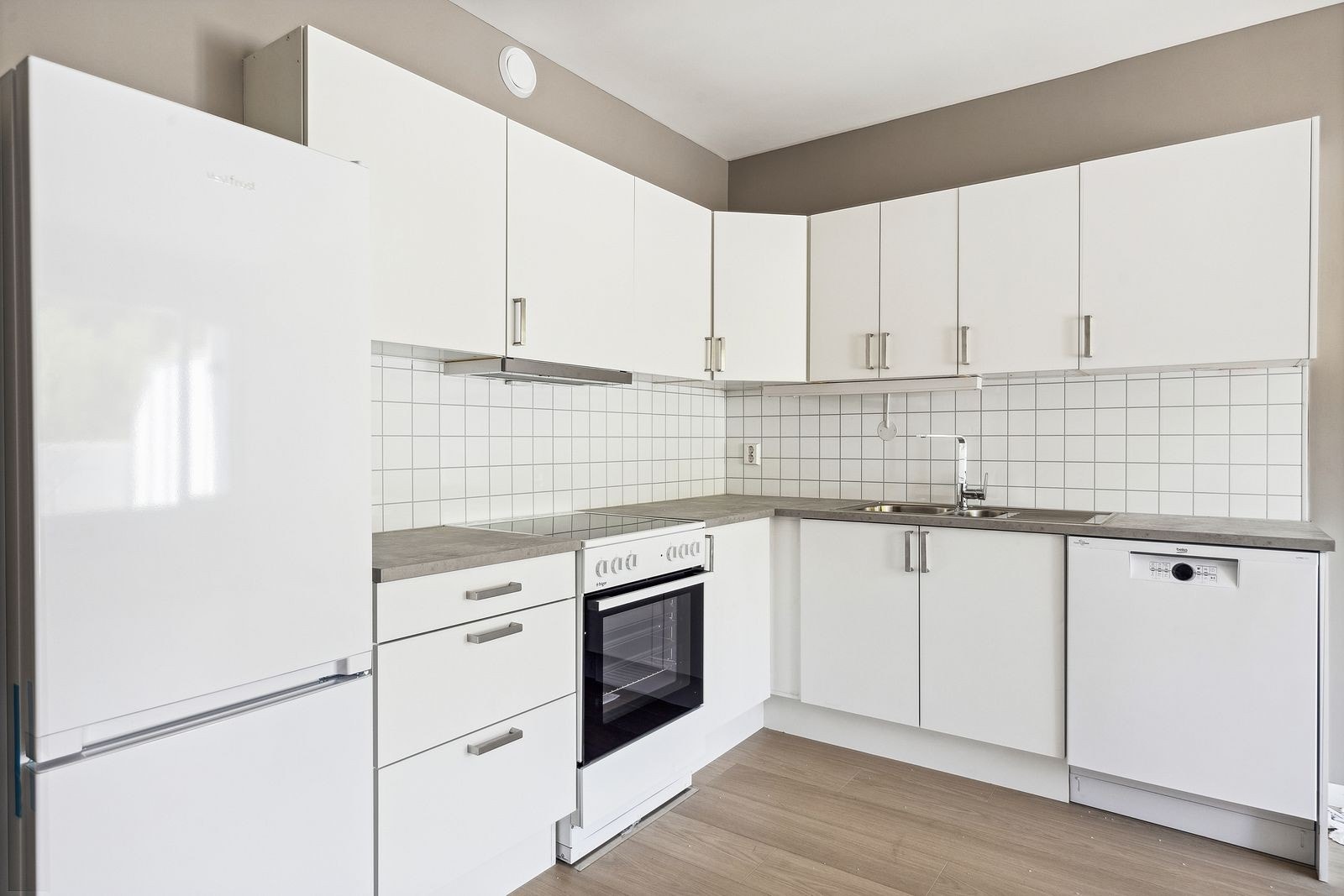 Pent nytt kjøkken med integrerte hvitevarer. Galleribilde