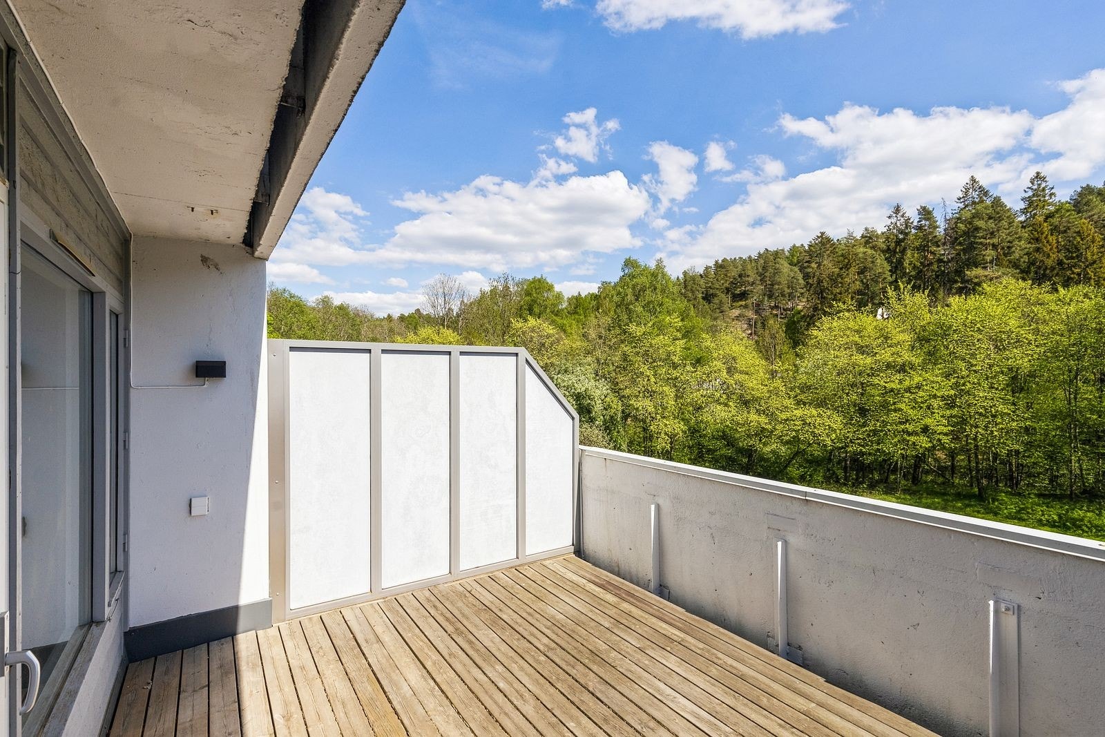 Fra stuen er det utgang til stor terrasse. Galleribilde