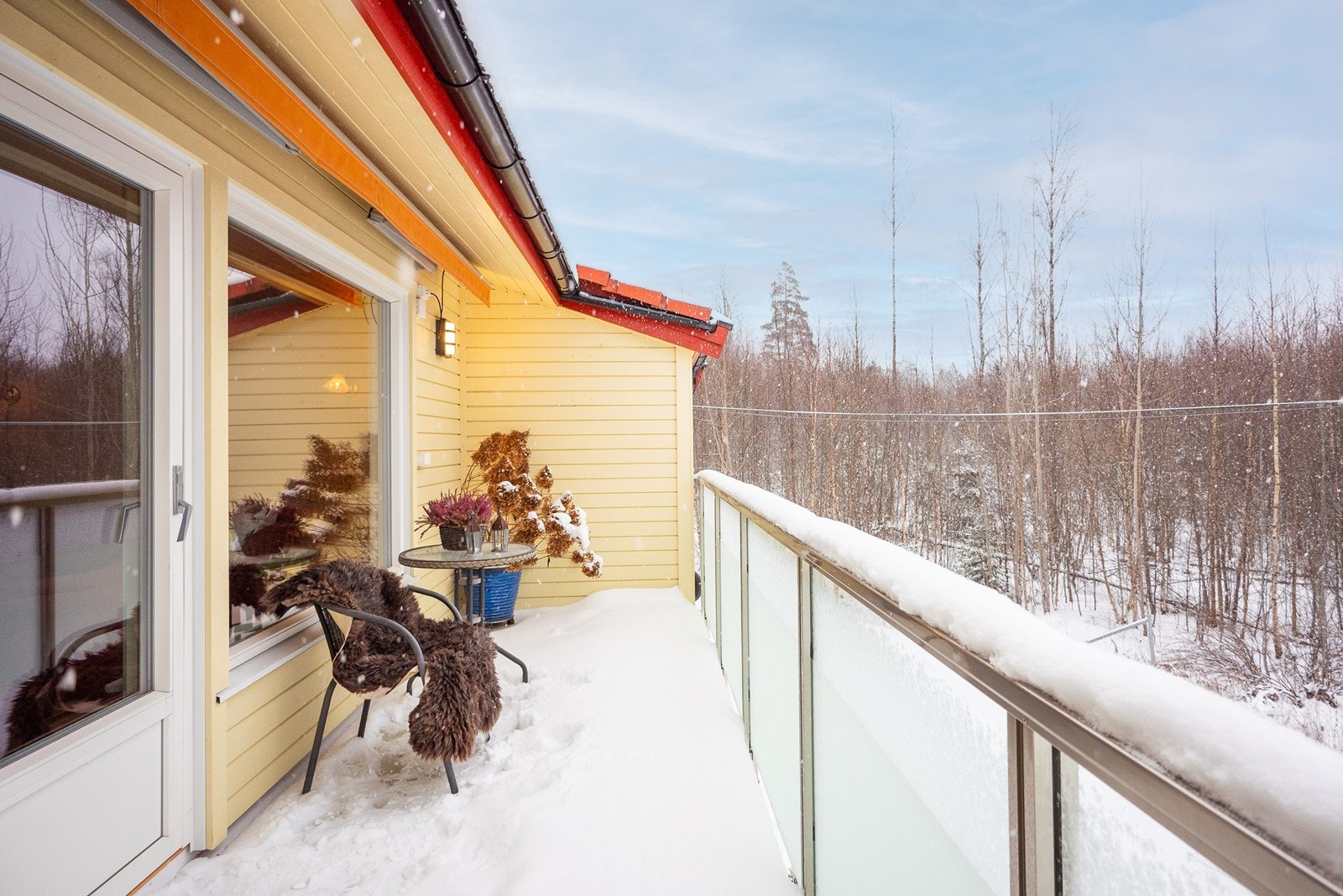 Den sjenerte verandaen på 10 kvm nås fra stuen og byr på et hyggelig utsyn mot nærområdet Galleribilde