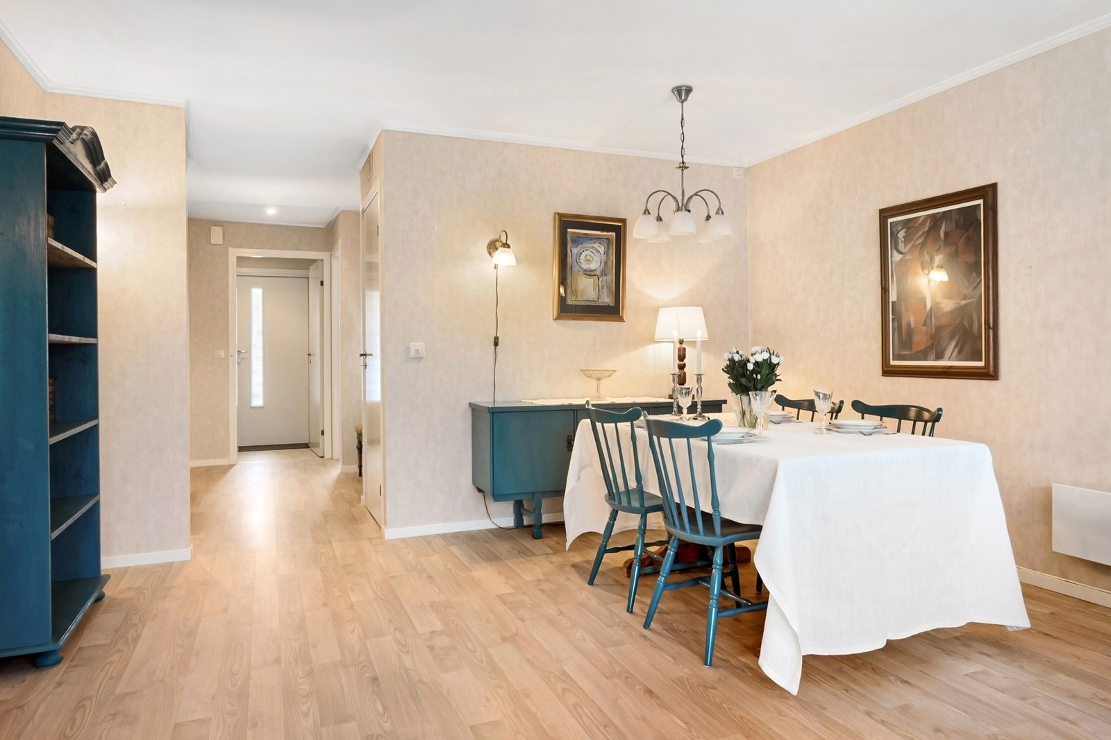 Spisebordet kan enkelt plasseres sentralt i rommet Galleribilde