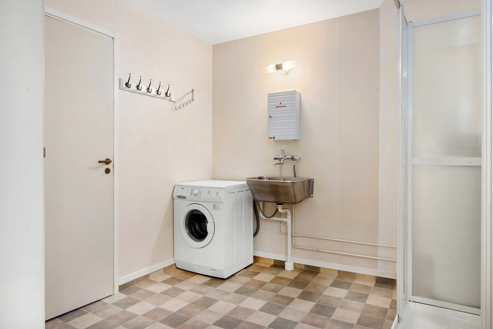 For klesvask er det opplegg for vaskemaskin, i tillegg til en praktisk utslagskum Galleribilde