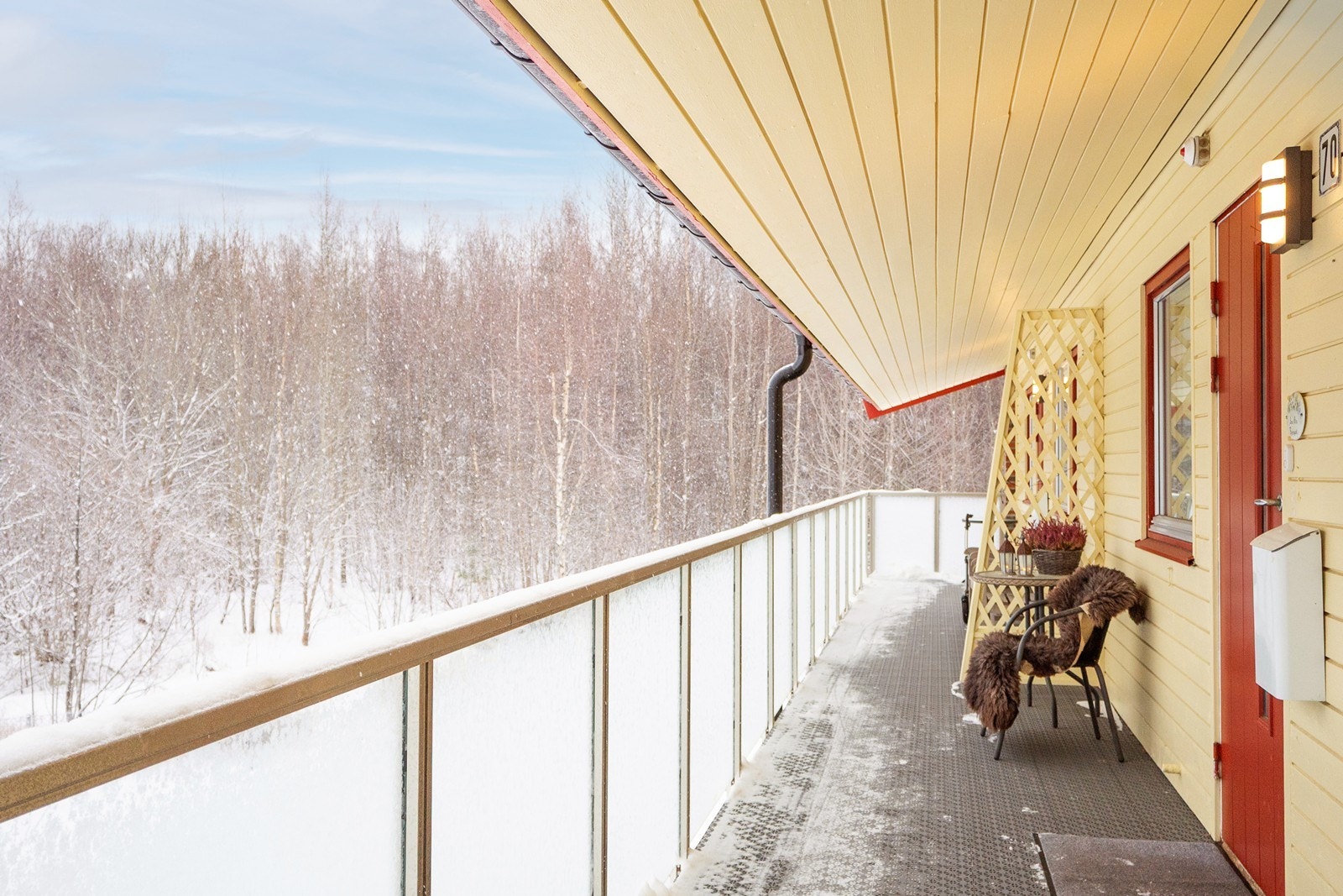 Inngangspartiet er lett tilgjengelig med tilrettelagt heisadkomst fra bakkeplan til felles svalgang Galleribilde