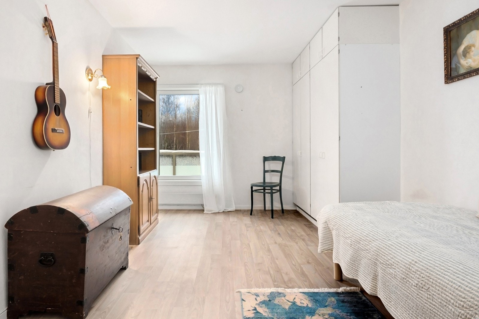 Leiligheten har to soverom. Hovedsoverommet er av god størrelse og har garderobeskap Galleribilde