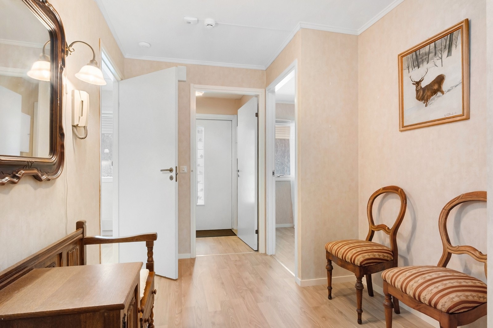 Plass til garderobemøblement og tilgang til et praktisk omkledningsrom/bod, samt ett av to soverom, kjøkken og bad Galleribilde