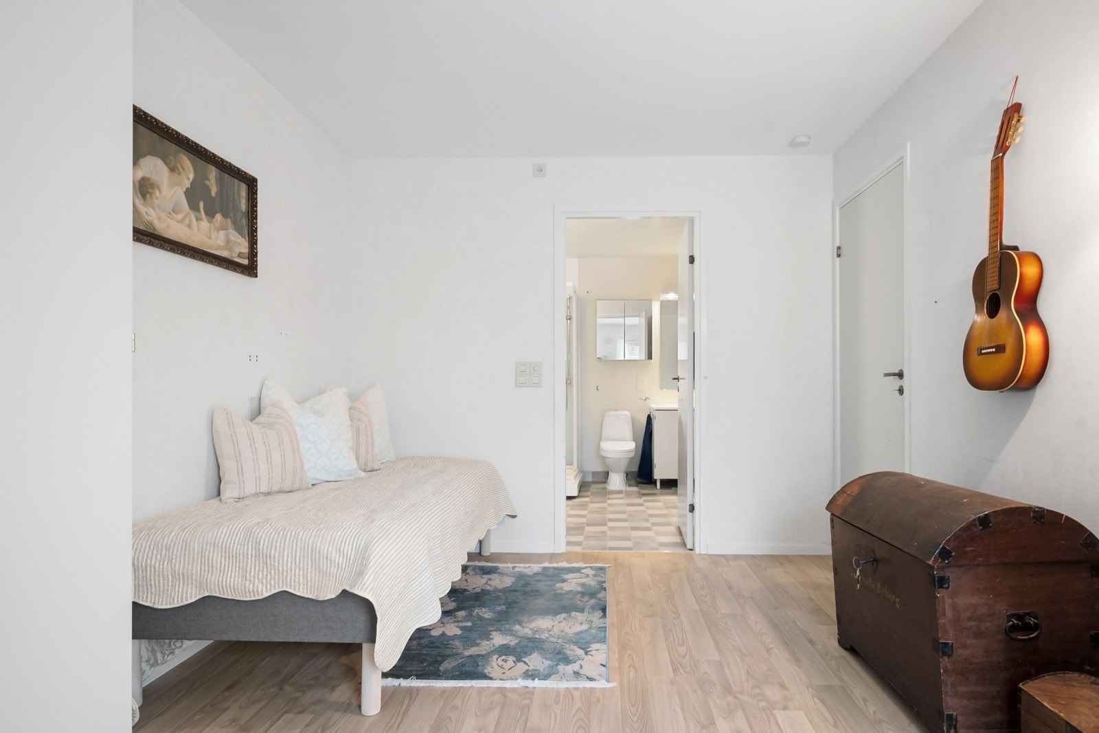 Badet har tilgang fra gangen og fra hovedsoverommet Galleribilde