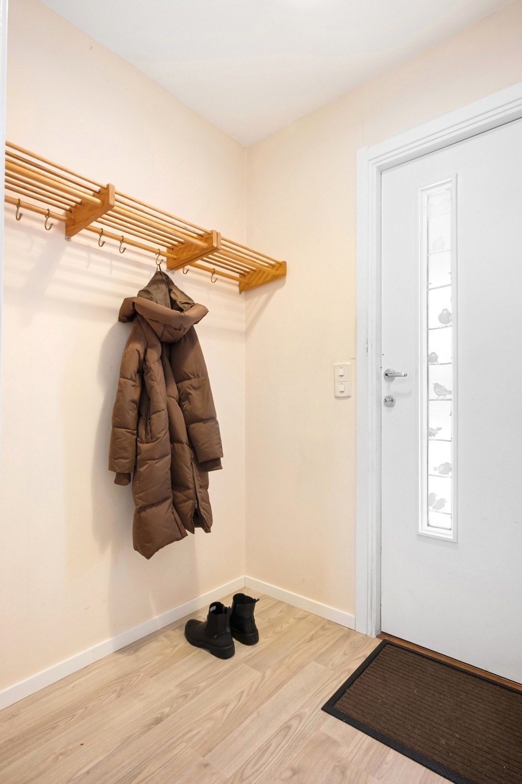 Vel inne ønsker et lyst og innbydende inngangsparti velkommen, der knaggrekke gir oppheng for yttertøyet Galleribilde