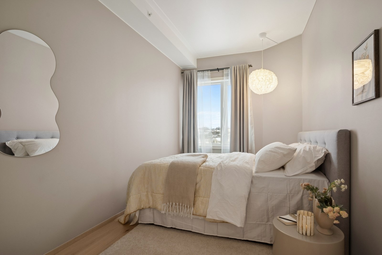 Soverom III: God plass for seng, nattbord, kommodeløsninger m.m Galleribilde