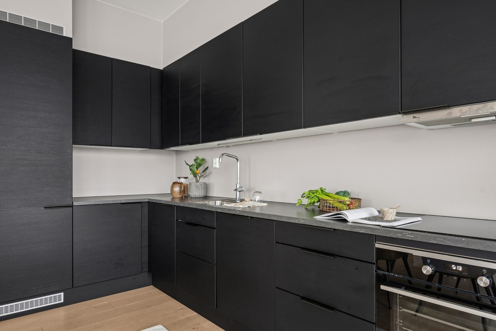 Integrerte hvitevarer som stekeovn, platetopp, oppvaskmaskin samt kjøl- og fryseskap følger med. Galleribilde