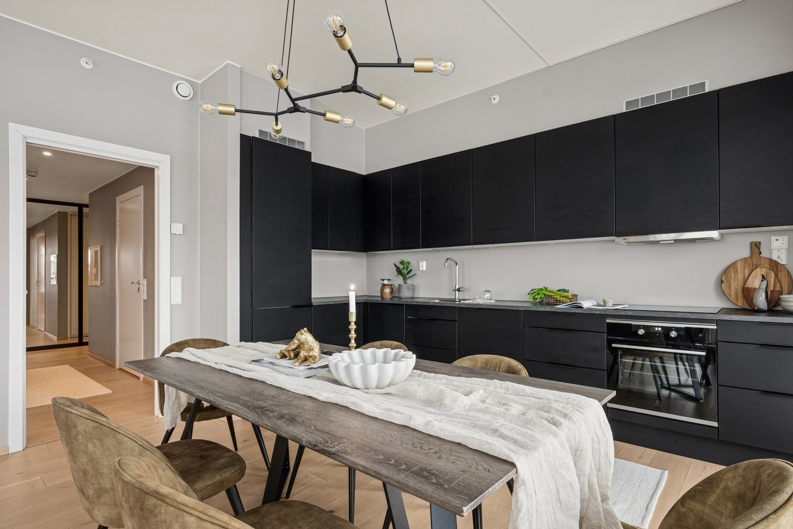 Kjøkkenet har en tidløs og elegant innredning fra 2022 med glatte, mørke fronter og laminatbenkeplate med underlimt vask i rustfritt stål. Galleribilde