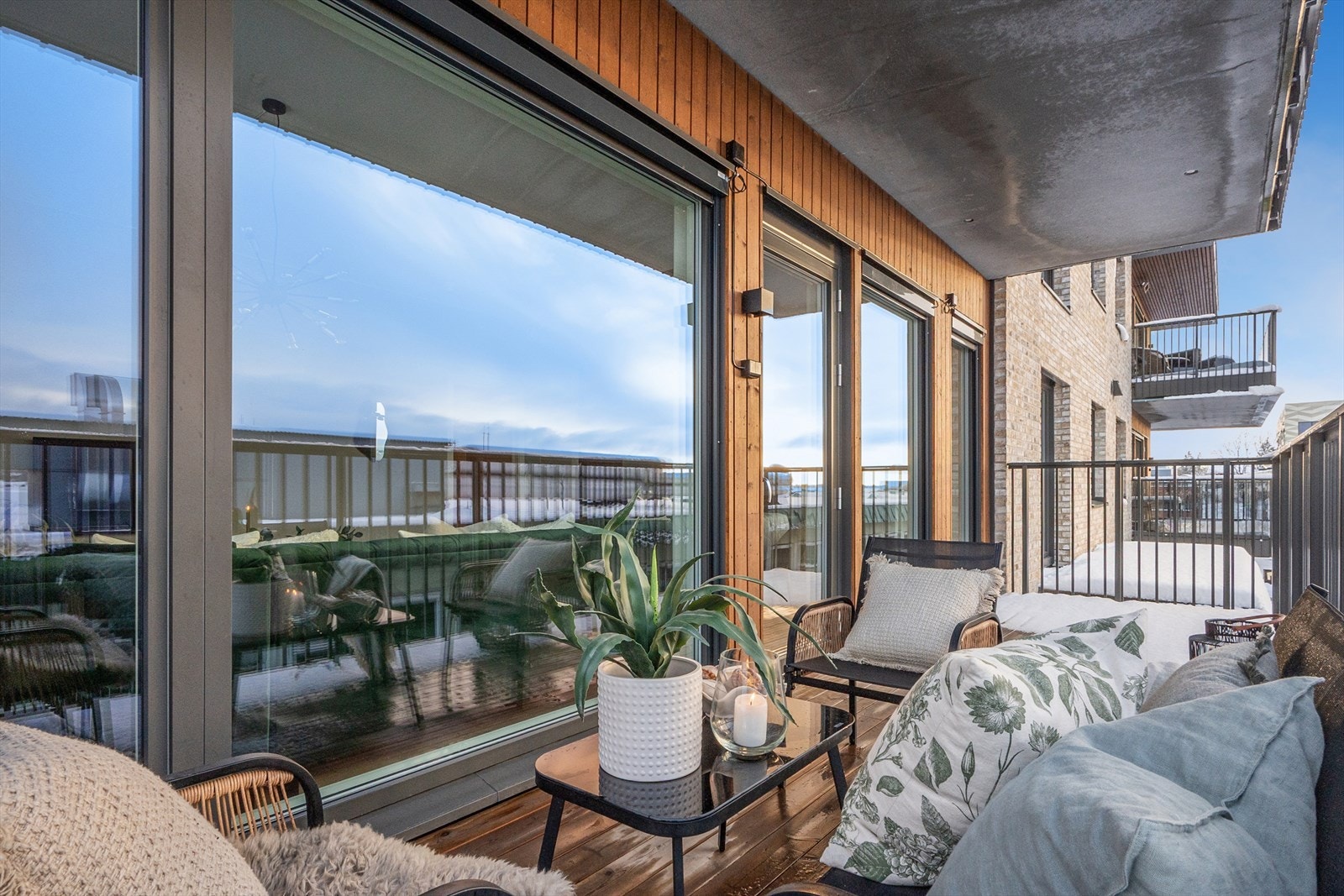 Fra stuen har du direkte utgang til en vestvendt balkong på hele 13 m², ideell for å nyte ettermiddagssolen Galleribilde