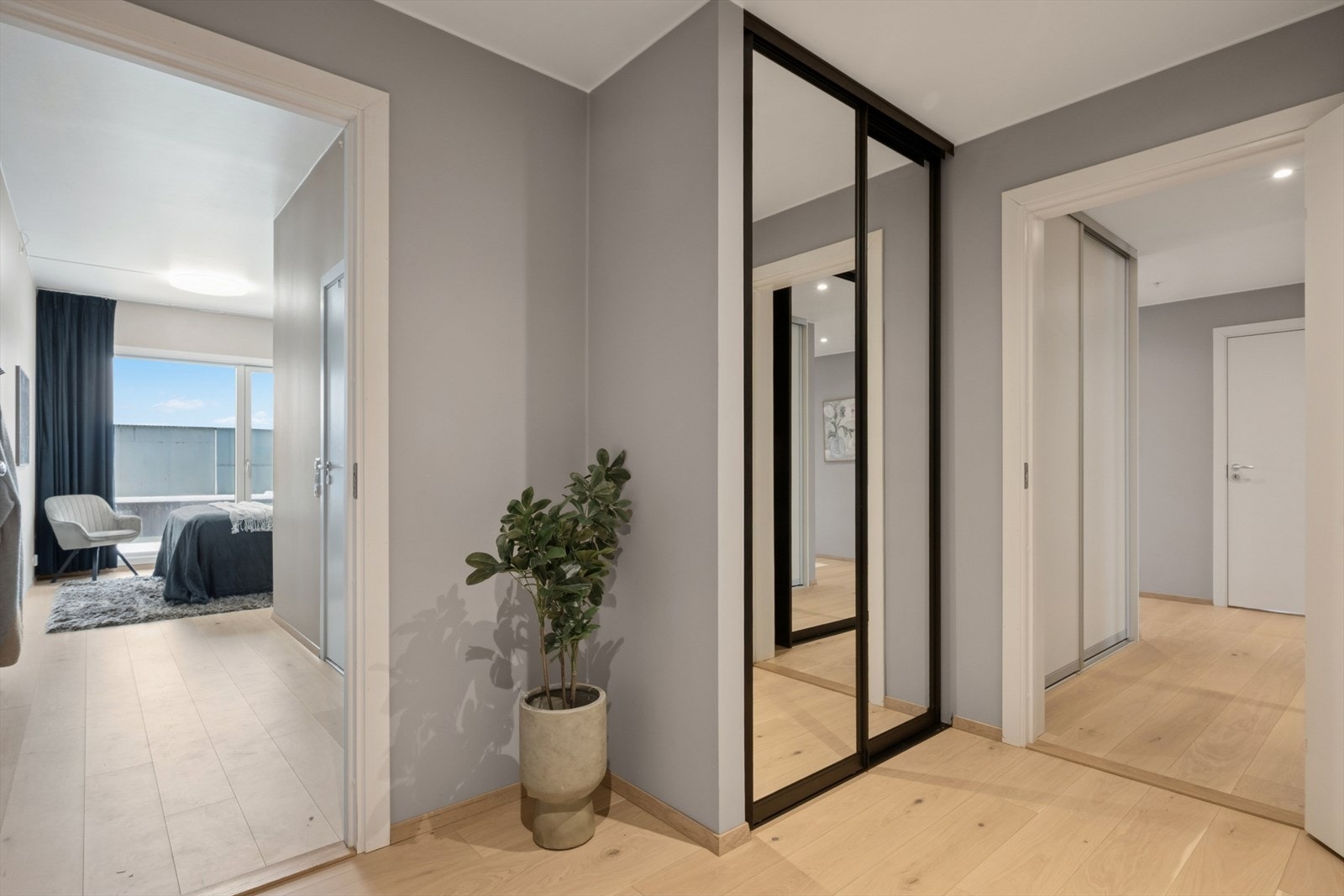 Leiligheten varmes opp via fjernvarme, elektriske varmekabler og vannbåren gulvvarme. Galleribilde