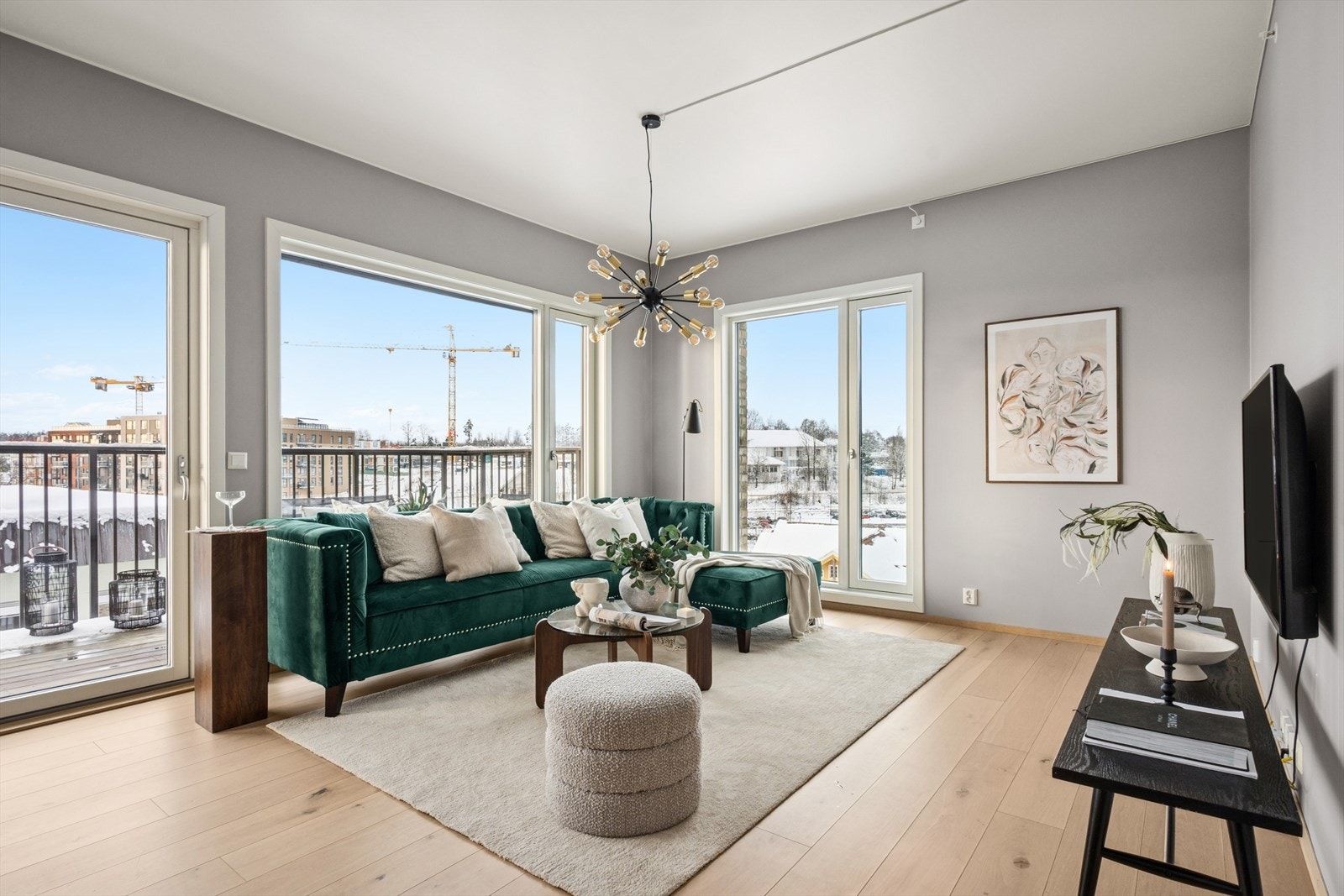 Lys og pen stue med flotte farger og moderne stil. Galleribilde