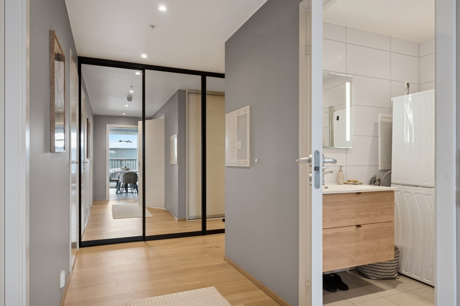 I entré og gang er det montert skyvedørsgarderobe. Galleribilde