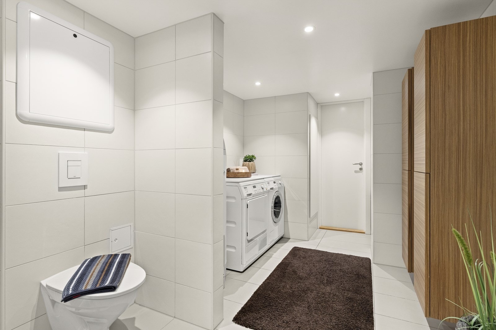 Badet består av romslig dusjhjørne, servant med innredning utstyrt med automatisk lys, toalett og varmekabler. Badet er omsøkt og det foreligger ferdigattest datert 23.02.2012. Galleribilde