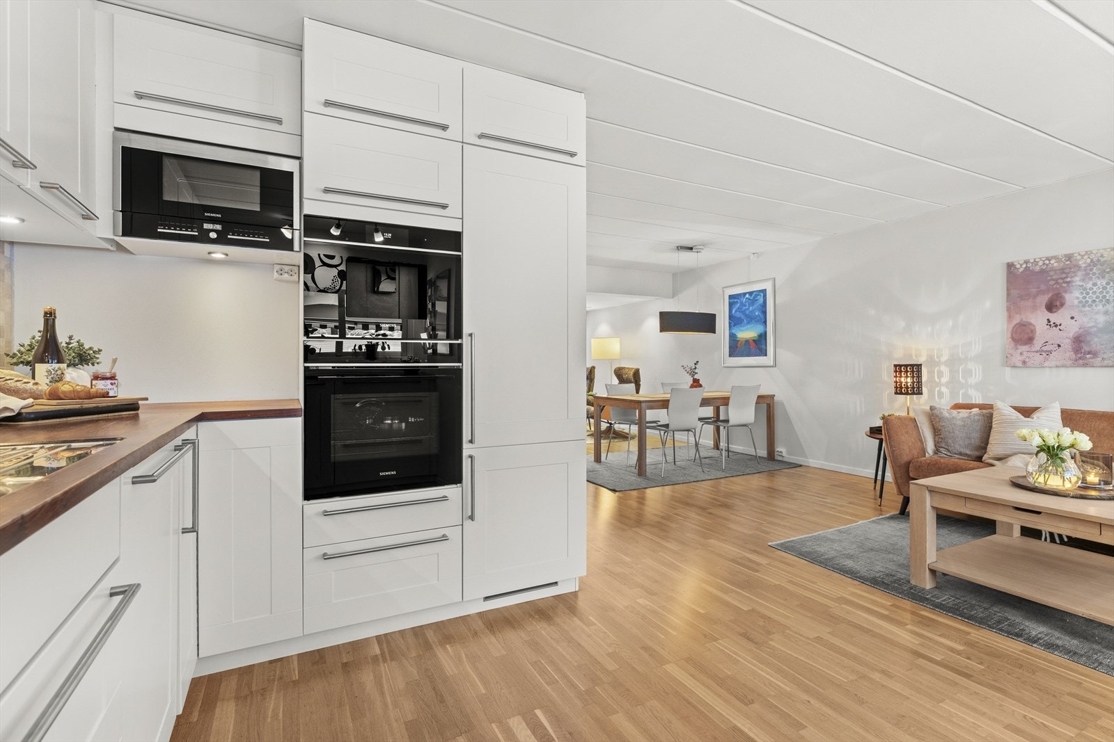 Åpen planløsning gir en sosial og hyggelig atmosfære. Galleribilde