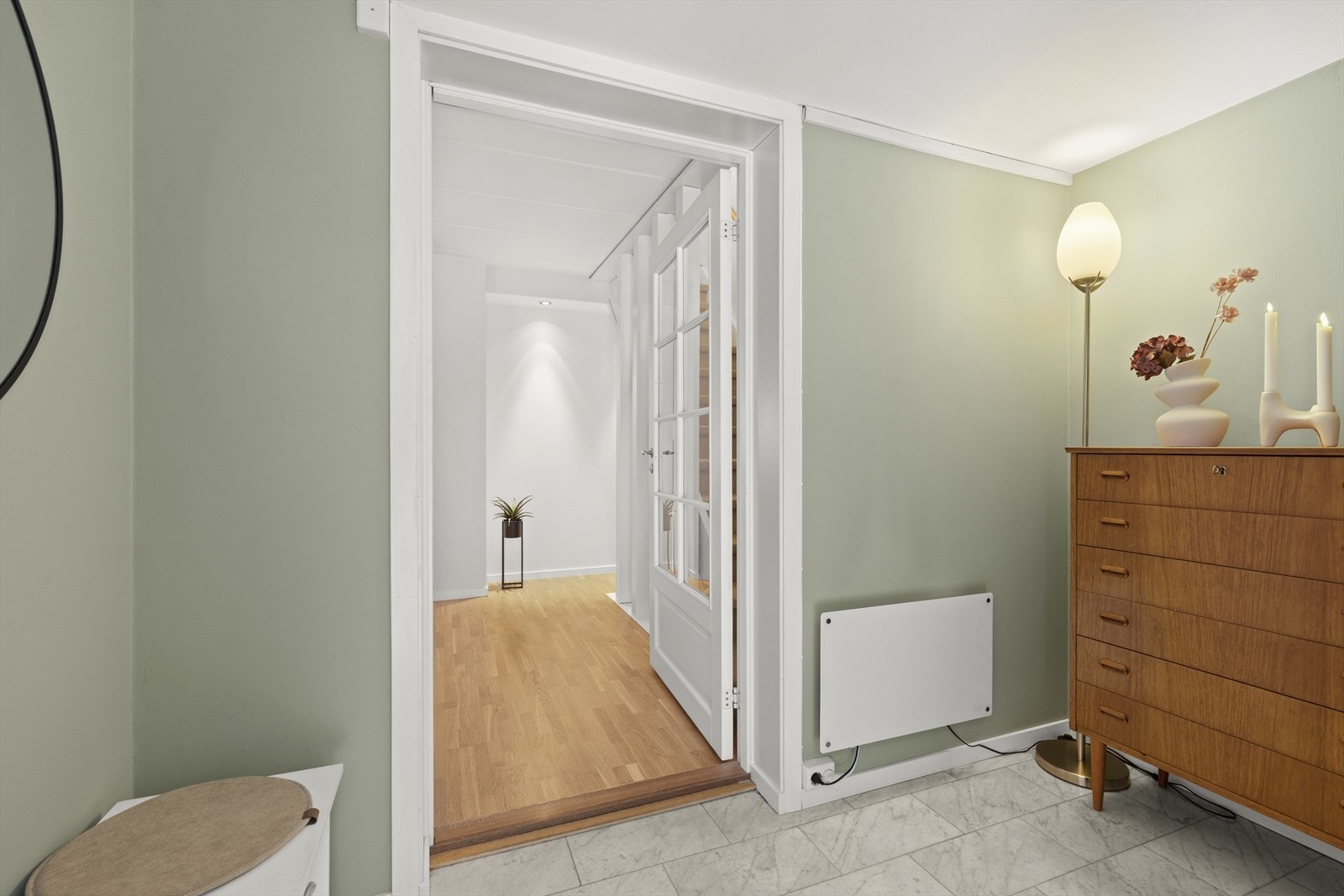 Innbydende entrè med plass til oppbevaring av sko og yttertøy. Galleribilde