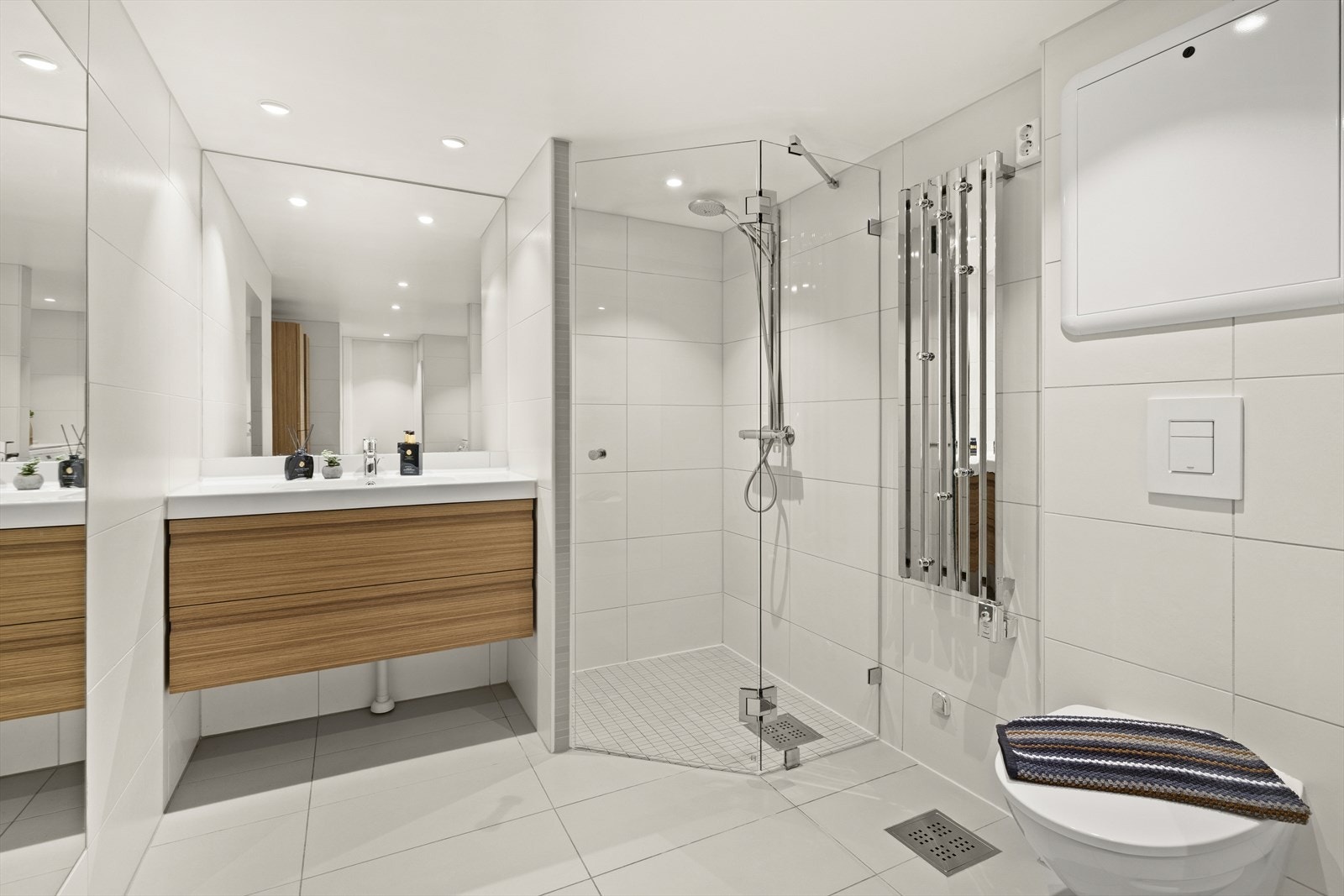 Delikat og romslig bad/vaskerom fra 2012. Galleribilde