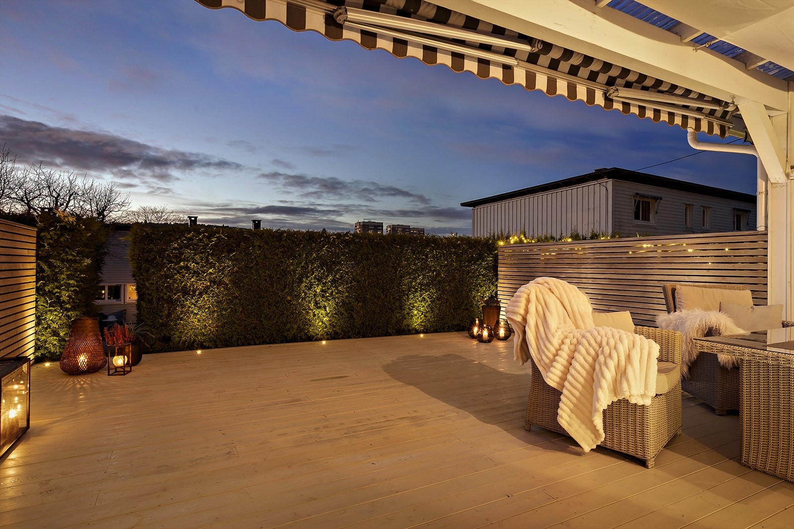 Skjermet og solrik uteplass med god plass til sittegrupper, grill m.m. Delvis overbygget terrasse og markise gir en lun og hyggelig atmosfære. Galleribilde