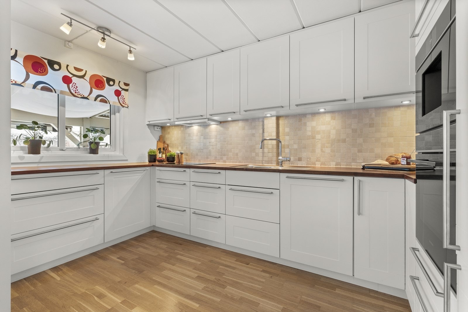 Tidløst Kvik kjøkken fra 2012 med integrerte hvitevarer. Galleribilde