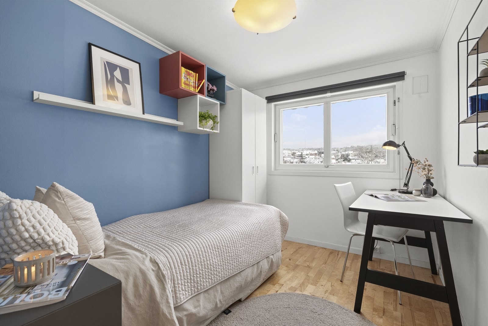 Soverom III | Praktisk soverom med plass til seng og skrivepult. Galleribilde