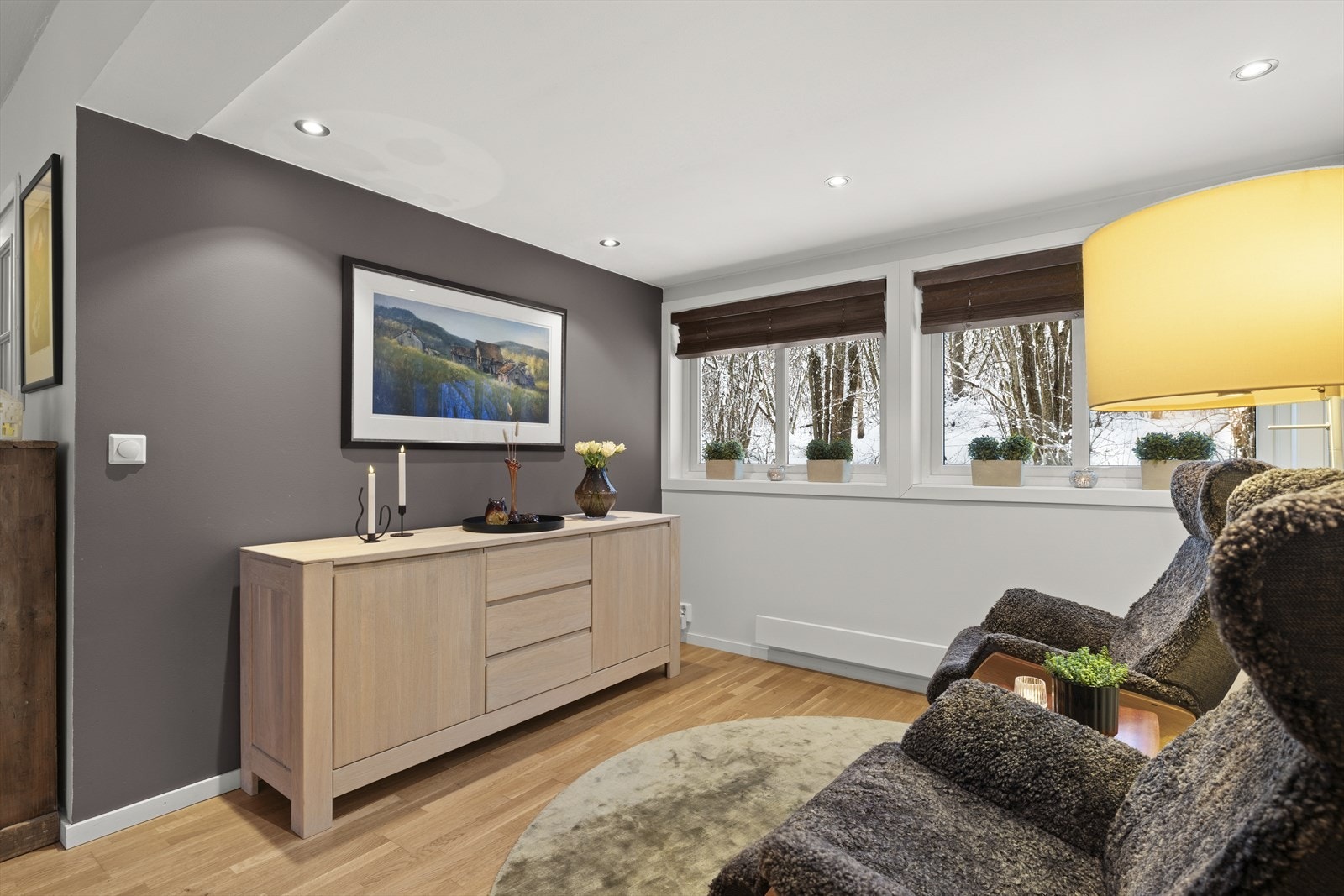 1. etasje består av åpen stue- og kjøkkenløsning med plass til flere sittegrupper og soner. Galleribilde