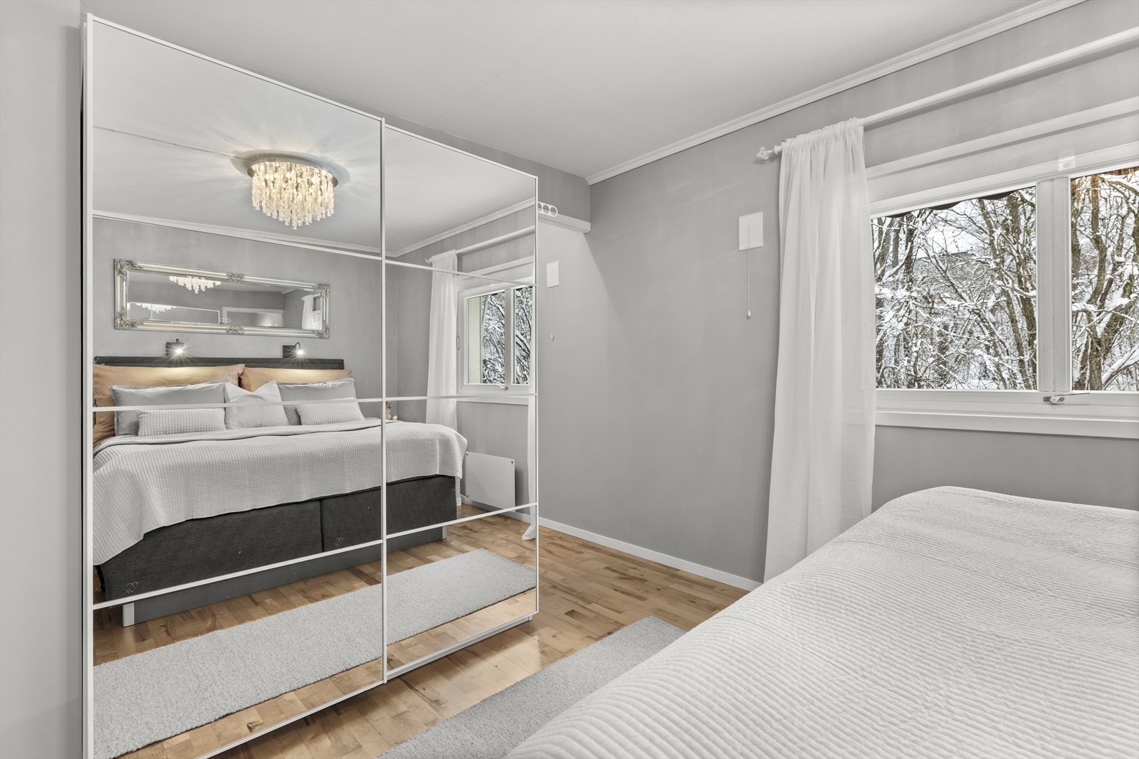 Rommet har praktisk skyvedørsgarderobe som er utstyrt med automatisk lys. Galleribilde