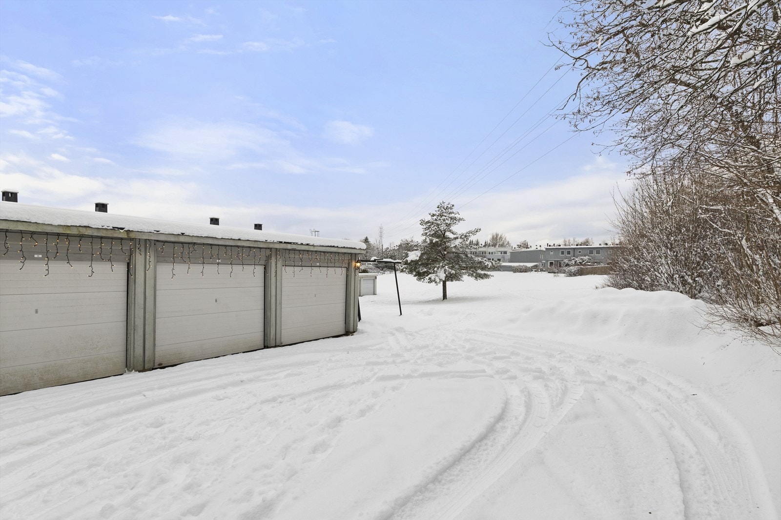 Med boligen medfølger det garasjeplass med elbil lader i rekke rett utenfor boligen. Det er også mulighet til å kjøpe en ekstra garasjeplass ca. 5 min gange fra boligen. Galleribilde