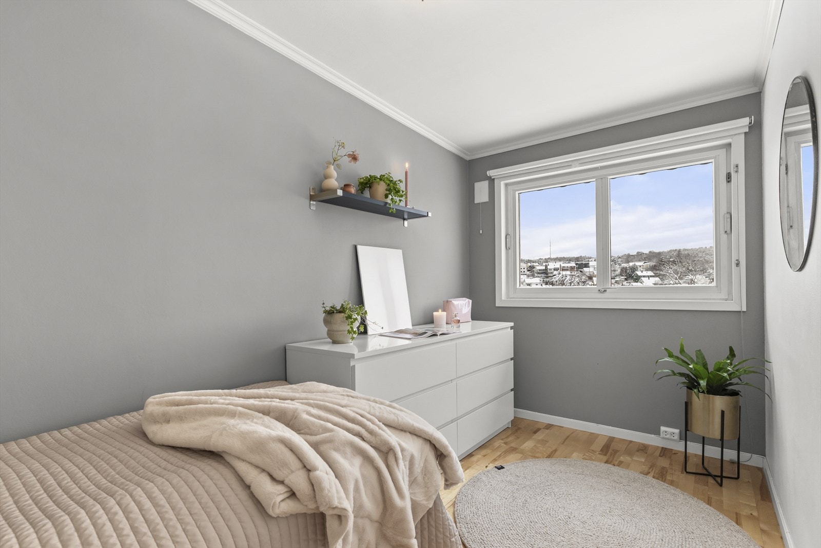 Soverom II | Innbydende rom med plass til seng, nattbord og garderobeløsning. Her det godt med naturlig lysinnslipp. Galleribilde