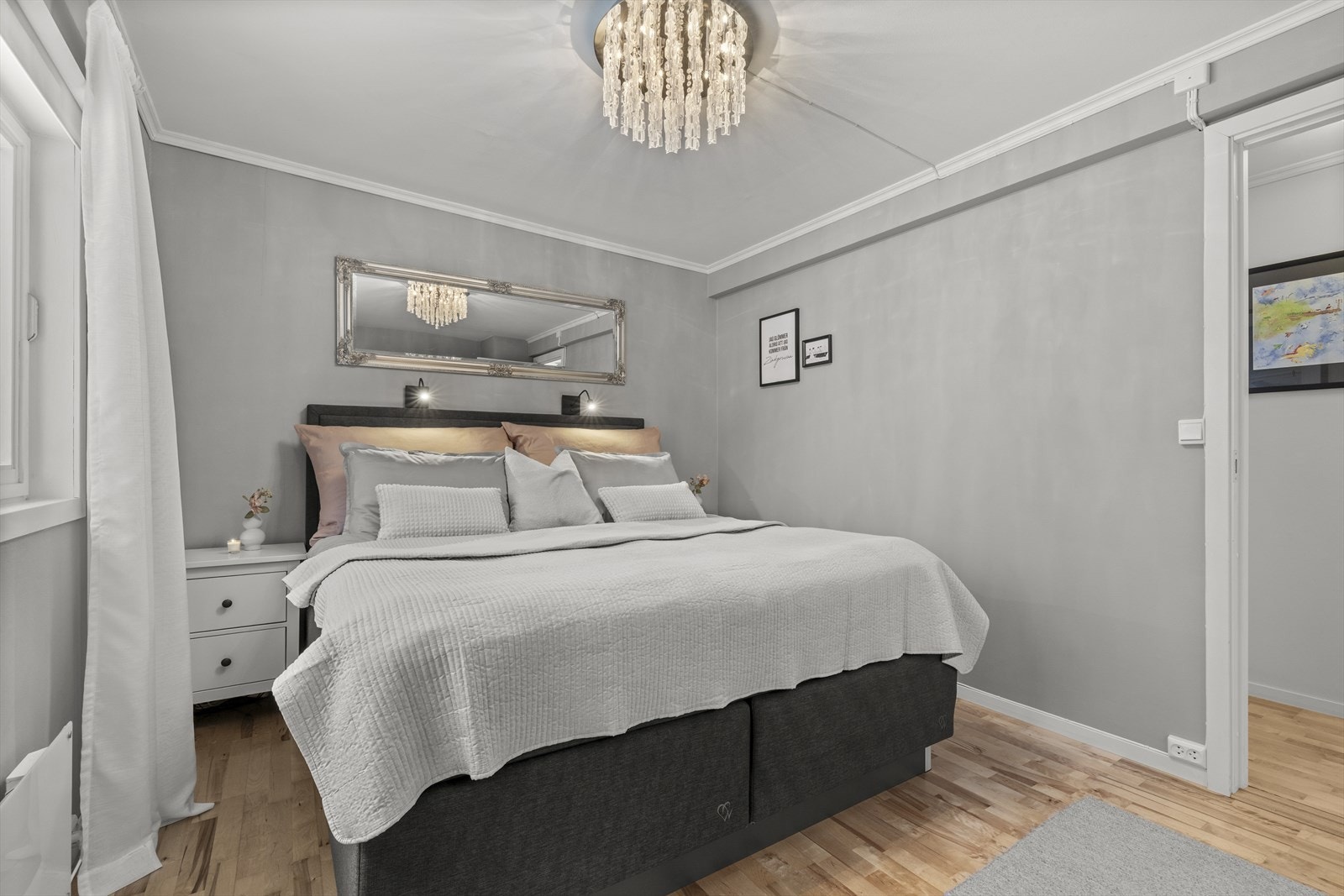 Rommet er malt i delikate farger som gjør det enkelt å innrede. Galleribilde