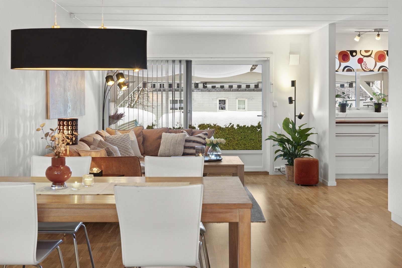 Det er god plass til spisegruppe ved kjøkkenet. Galleribilde