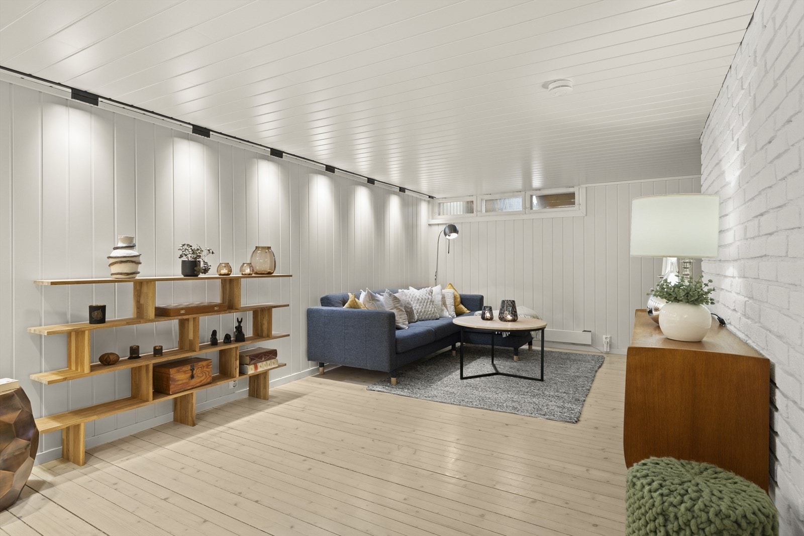 Her er det god plass til flere sittegrupper og soner, samt tv-seksjon. Galleribilde