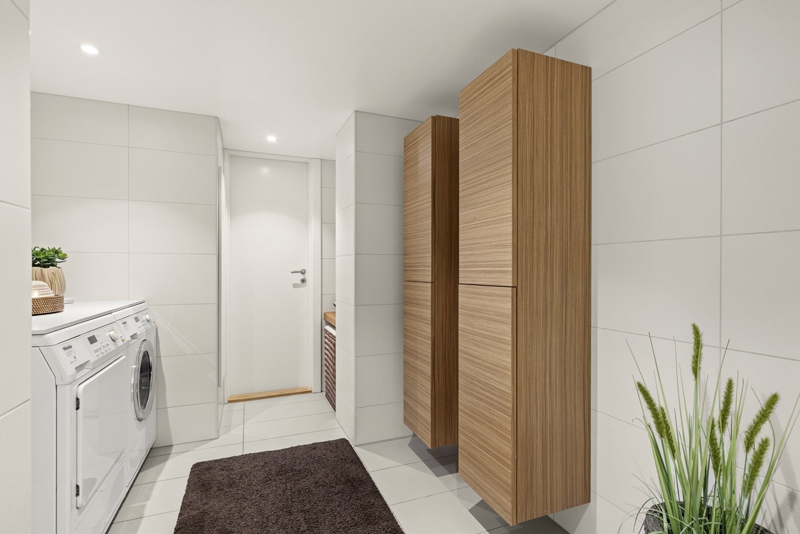 Beige fliser på gulv og vegger gir en god romfølelse. Galleribilde