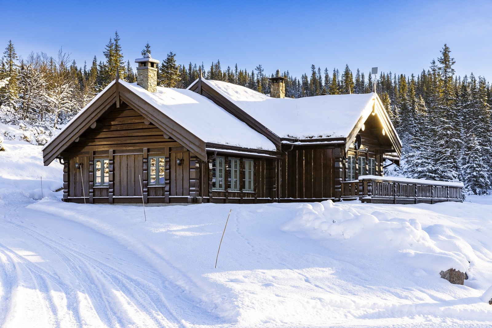Meget pen og velholdt laftet tømmerhytte med fantastisk beliggenhet. Galleribilde
