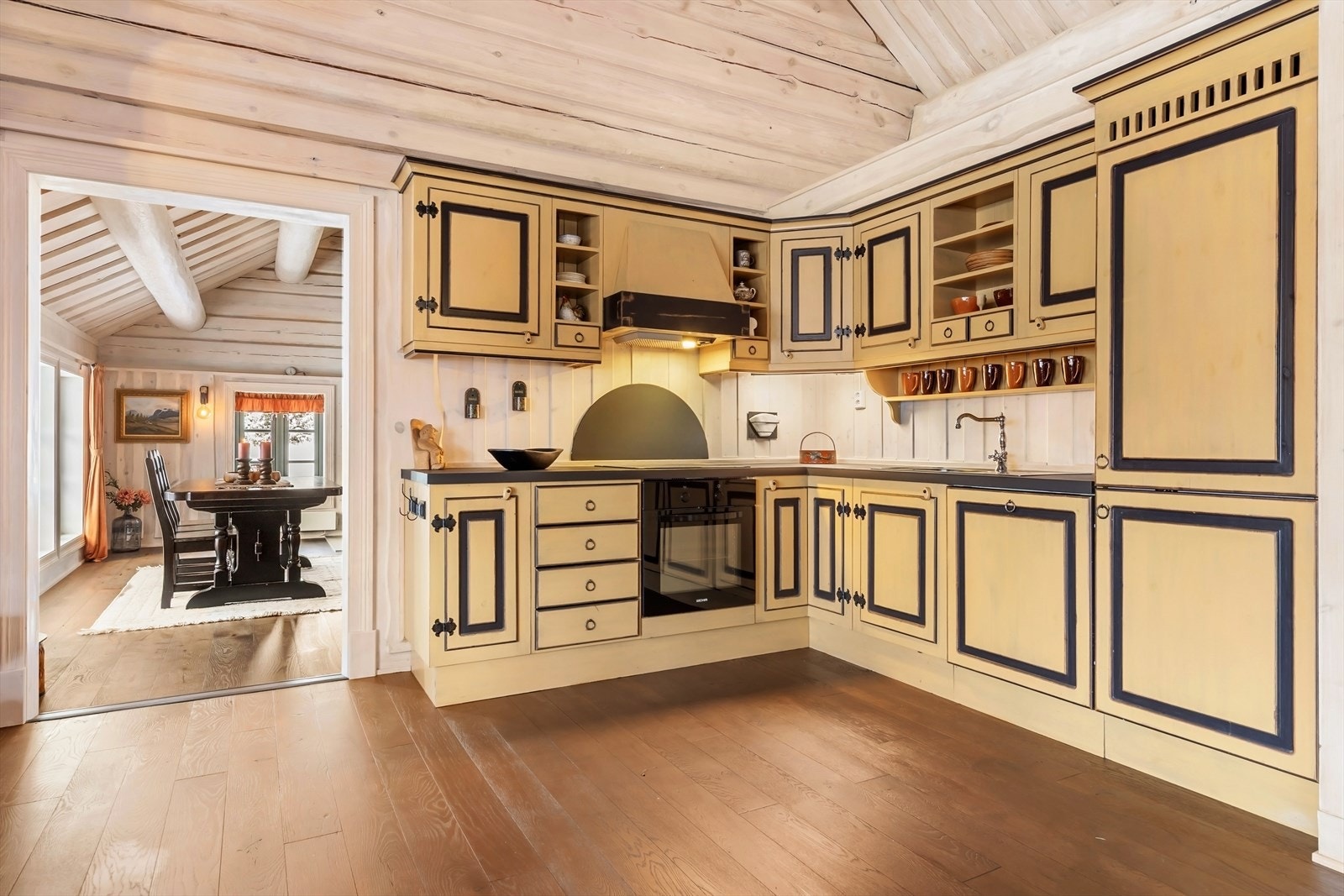 Her finner du integrert kjøl/frys og oppvaskmaskin som gir en sømløs finish. Galleribilde